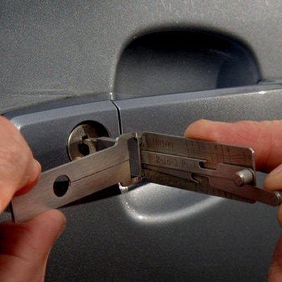 Chaveiro trabalhando em serviço automotivo