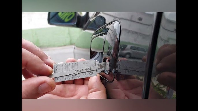 Chaveiro profissional realizando abertura de veículo com ferramenta Lishi